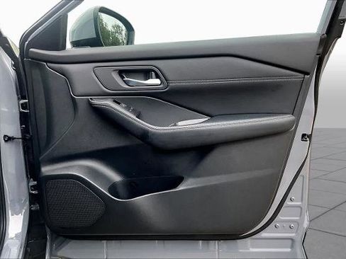 Certified 2025 Nissan Rogue SL w/ Tech Package FWD image 23