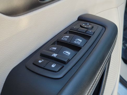 Used 2024 Chrysler Pacifica Touring-L image 16