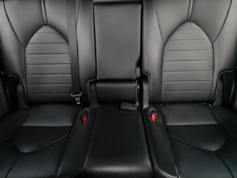 Used 2021 Toyota Highlander XLE AWD/4WD image 13