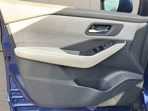 Used 2023 Nissan Rogue SV image 15