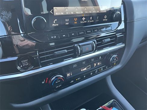 Used 2025 Nissan Pathfinder SL image 18