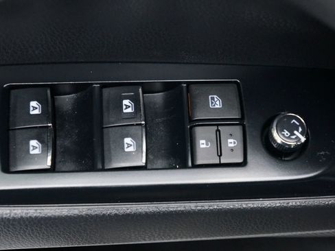 Used 2020 Toyota Camry XLE image 25