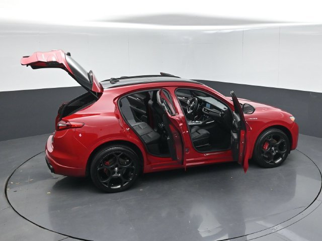 Used 2023 Alfa Romeo Stelvio Veloce AWD/4WD image 59