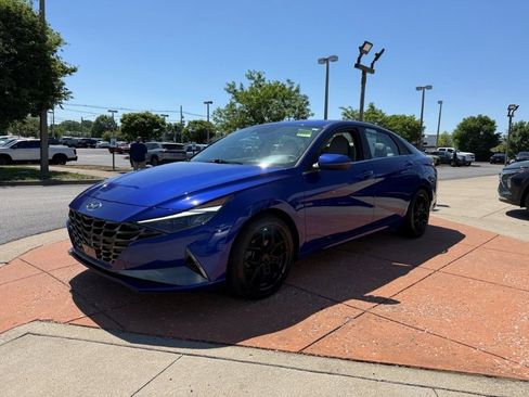 Used 2023 Hyundai Elantra Limited w/ Cargo Package FWD image 3
