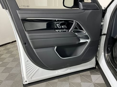 Used 2025 Land Rover Range Rover SE image 18
