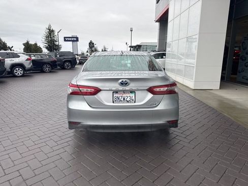 Used 2020 Toyota Camry XLE image 3