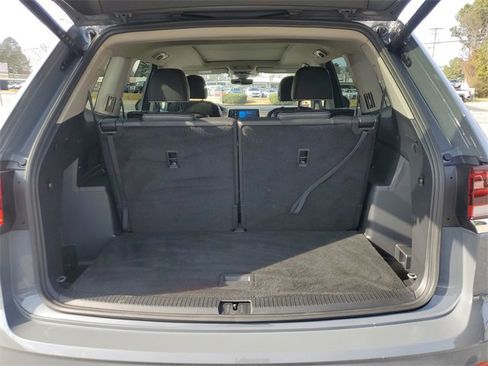 Certified 2025 Volkswagen Atlas SEL Premium R-Line image 8