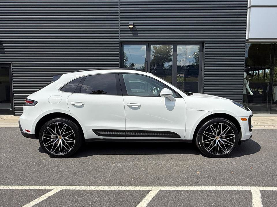 Certified 2026 Porsche Macan AWD/4WD image 8