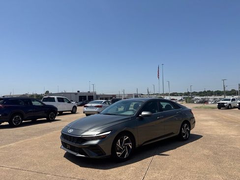 Used 2025 Hyundai Elantra SEL FWD image 9