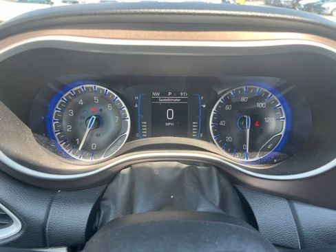 Used 2017 Chrysler Pacifica Touring Plus w/ Tire & Wheel Group FWD image 28