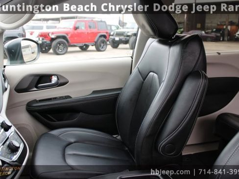 Used 2023 Chrysler Pacifica Touring-L image 30