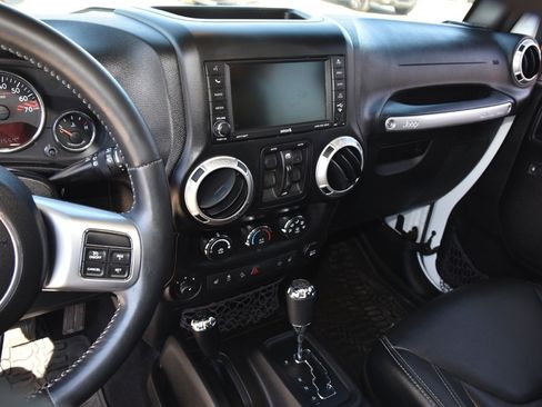 Used 2015 Jeep Wrangler Unlimited Rubicon image 8