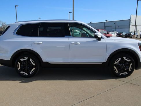 Used 2024 Kia Telluride EX w/ EX Captain's Chair Package image 4