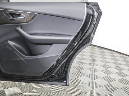 Used 2022 Audi Q8 Premium image 44