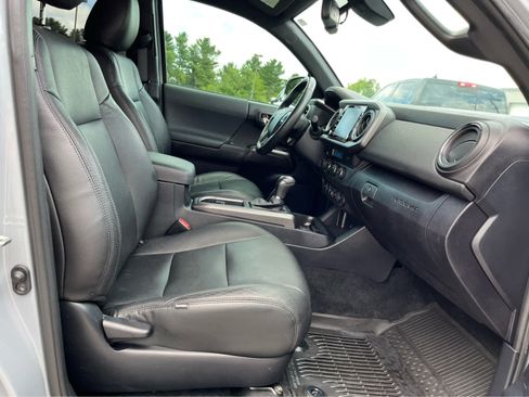 Used 2021 Toyota Tacoma TRD Off-Road AWD/4WD image 32