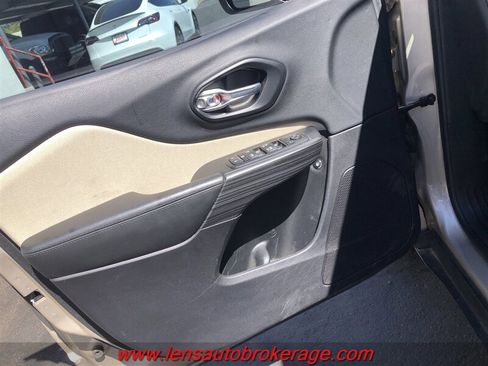 Used 2015 Jeep Cherokee Latitude w/ Comfort/Convenience Group FWD image 9