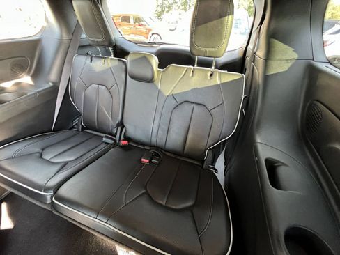 Used 2025 Chrysler Pacifica Limited image 33