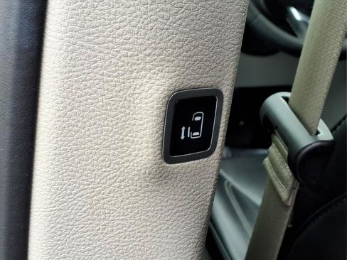 Used 2024 Chrysler Pacifica Touring-L FWD image 21