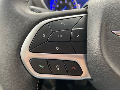 Used 2024 Chrysler Pacifica Touring-L FWD image 25