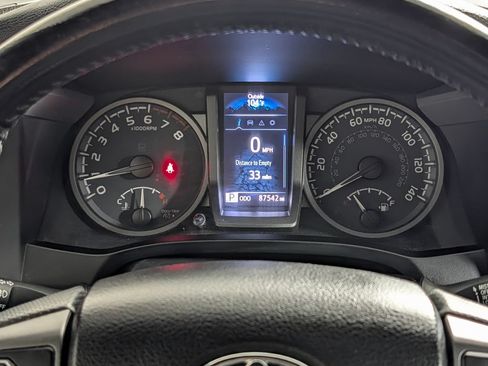 Used 2021 Toyota Tacoma TRD Off-Road w/ Technology Package AWD/4WD image 17