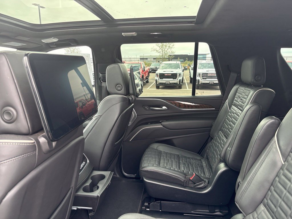 Used 2023 Cadillac Escalade Sport Platinum AWD/4WD image 3