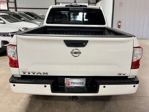 Used 2018 Nissan Titan SV w/ SV Convenience Package image 3