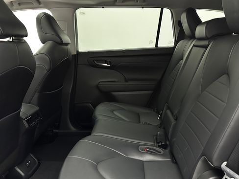 Used 2020 Toyota Highlander XLE image 23
