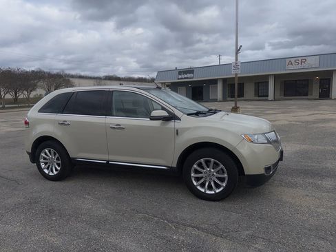 Used 2014 Lincoln MKX FWD w/ Equipment Group 102A image 13