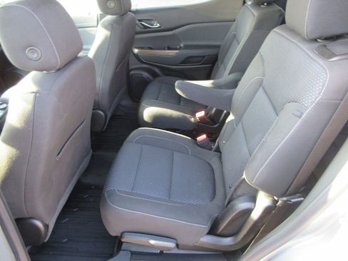 Used 2023 GMC Acadia SLE w/ Driver Convenience Package image 14