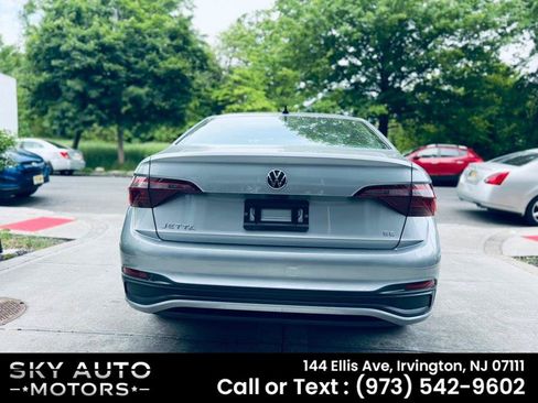 Used 2024 Volkswagen Jetta SE FWD image 5