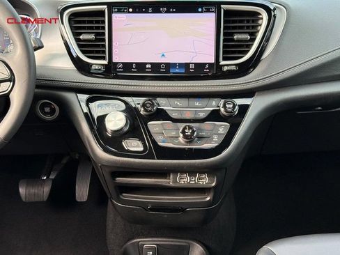 Used 2024 Chrysler Pacifica Limited FWD image 19