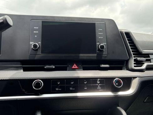 Used 2025 Kia Sportage LX FWD image 17