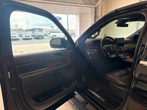 Used 2019 Lincoln Navigator Select AWD/4WD image 10
