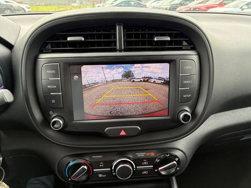 Used 2025 Kia Soul LX w/ LX Technology Package FWD image 18