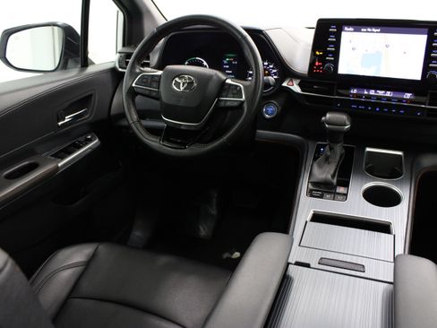 Used 2023 Toyota Sienna XSE FWD image 33
