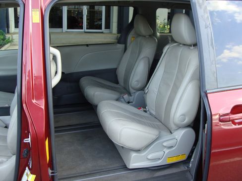 Used 2014 Toyota Sienna XLE image 8