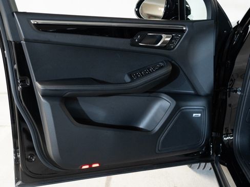 Certified 2026 Porsche Macan AWD/4WD image 18