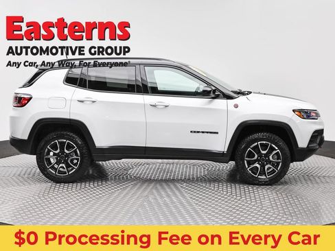 Used 2025 Jeep Compass Trailhawk AWD/4WD image 4