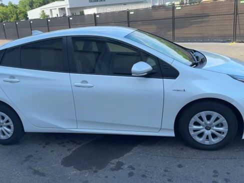 Used 2022 Toyota Prius L Eco FWD image 17