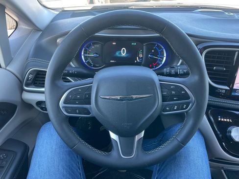 Used 2024 Chrysler Pacifica Limited FWD image 25