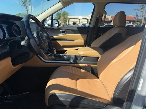 Used 2023 Kia Carnival LX image 14