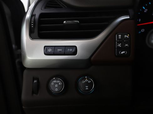 Used 2020 Chevrolet Suburban Premier image 25