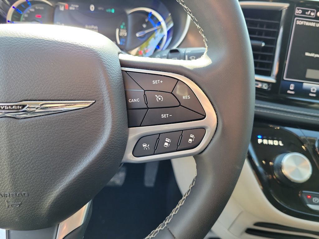 Used 2023 Chrysler Pacifica Touring-L FWD image 29