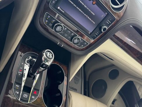 Used 2017 Bentley Bentayga image 48