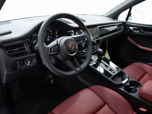 Certified 2025 Porsche Macan image 4
