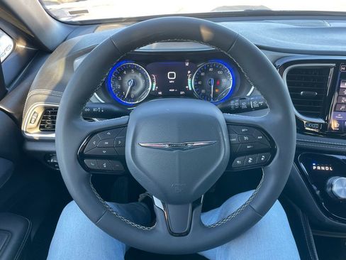 Used 2025 Chrysler Pacifica Limited image 23
