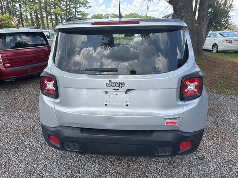 Used 2016 Jeep Renegade Latitude FWD image 4