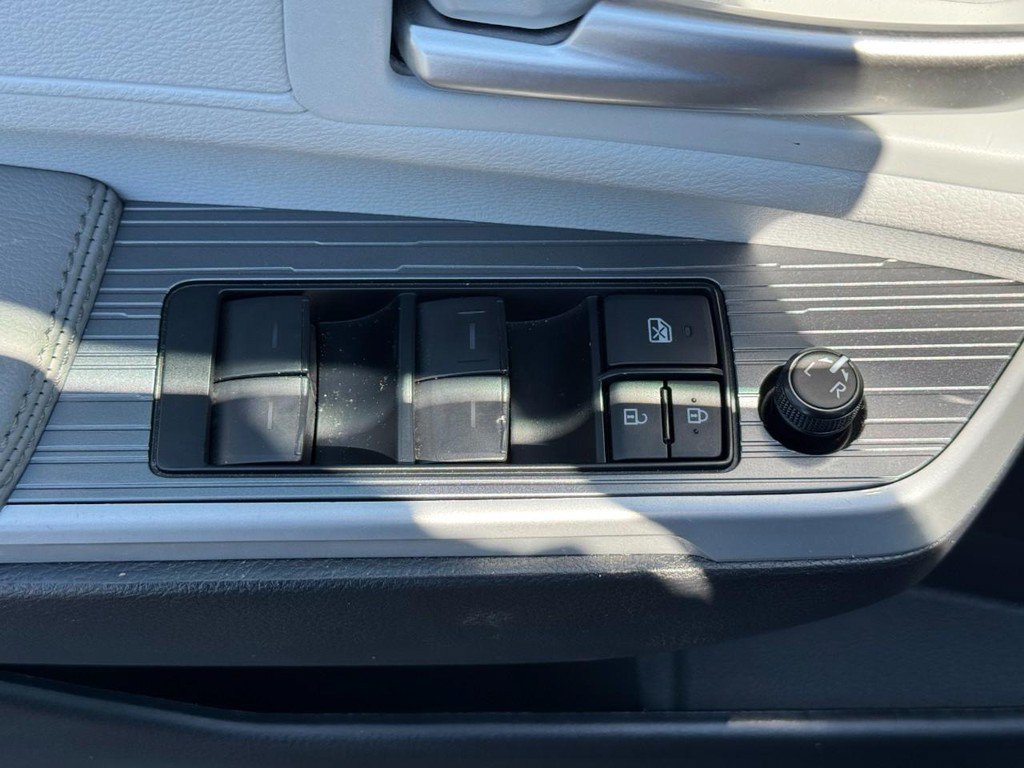 Used 2026 Toyota Sienna XLE FWD image 23