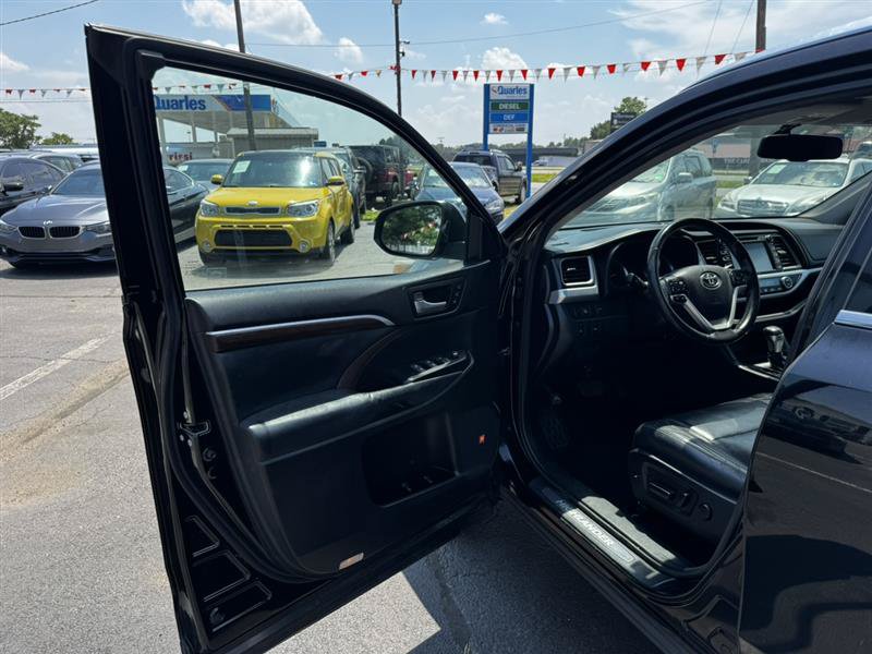 Used 2015 Toyota Highlander Limited AWD/4WD image 24