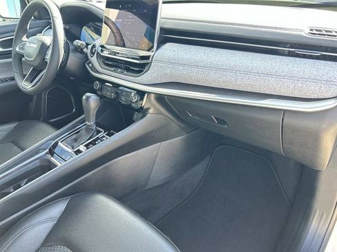 Used 2024 Jeep Compass Latitude image 19